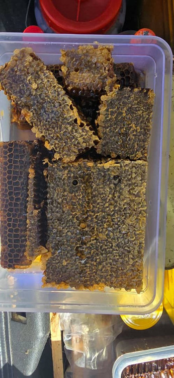 2 کیلویی موم سیاه خود بافت زنبور عسل